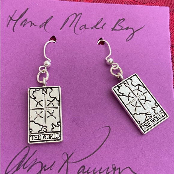 5/$10❤️❤️❤️NEW “THE WORLD” Tibetan Silver Dangling Earrings - Picture 1 of 4